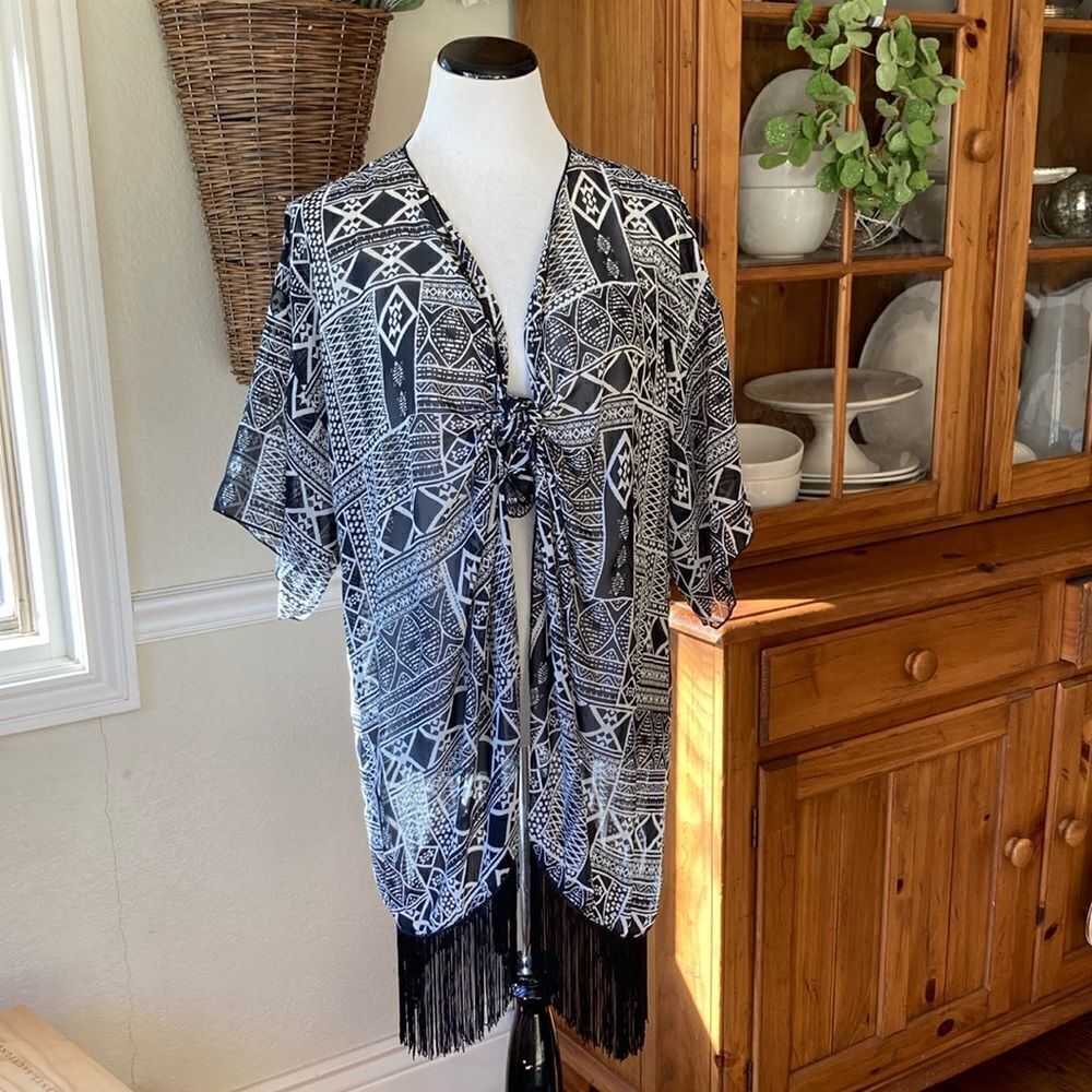 LuLaRoe Black&White Graphic Cover-Up Boho Chic Caftan Size L